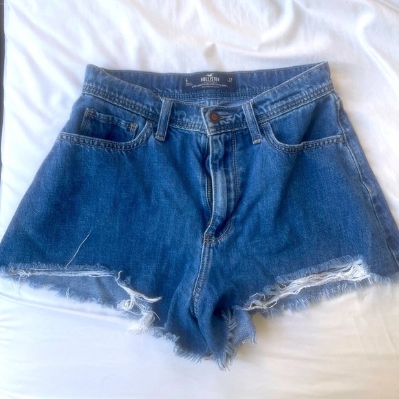 HOLLISTER ULTRA HIGH RISE RELAXED VINTAGE DENIM SHORTS - Picture 2 of 7